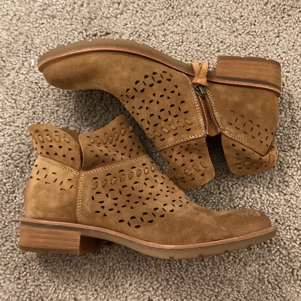 Sofft suede booties in light brown, size 8 NWOT